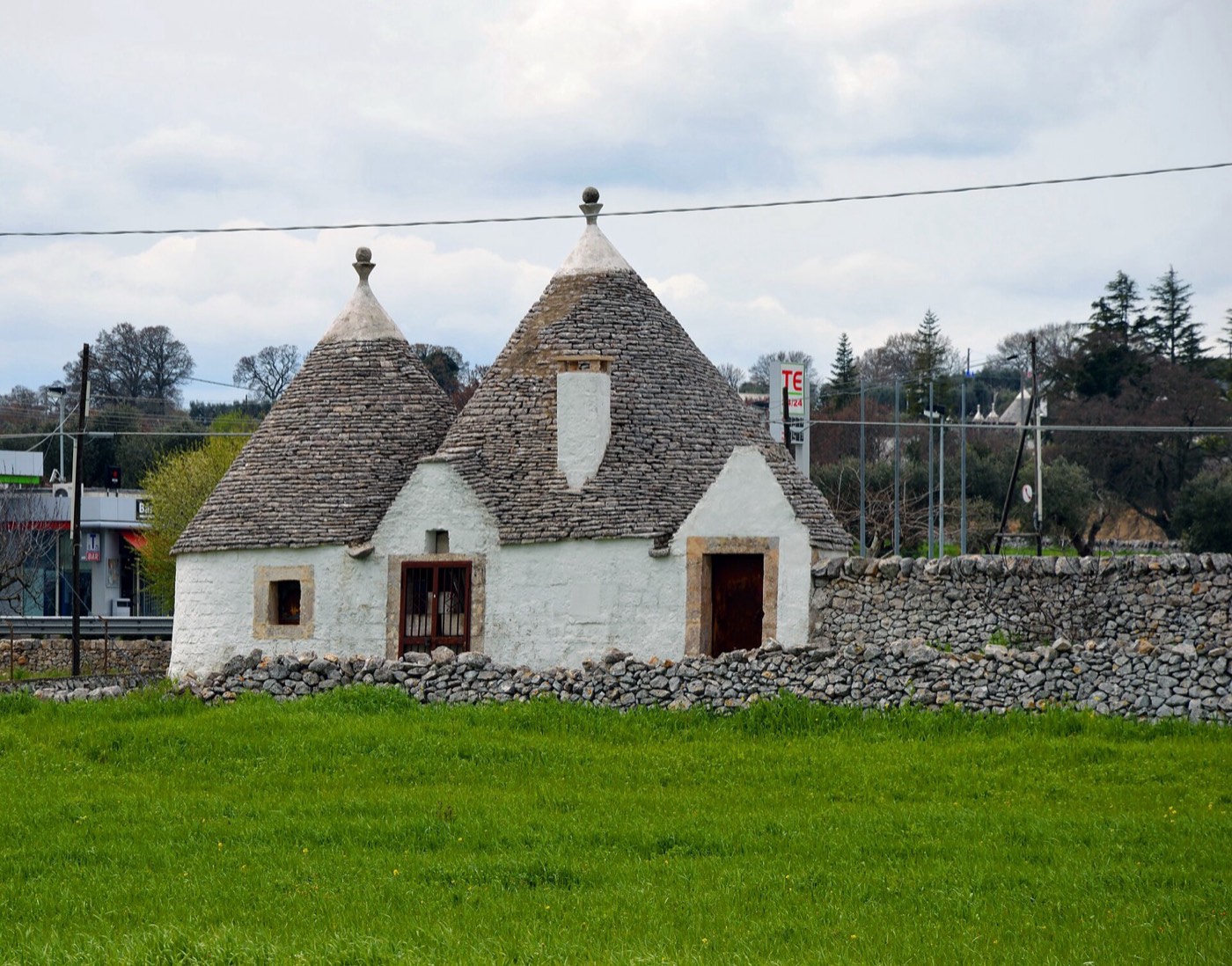 Trulli isolati nella campagna attorno ad Alberobello