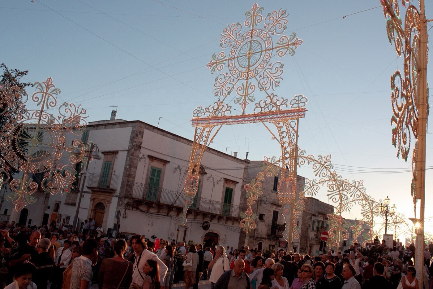 Luminarie per la festa dei santi Quirico e Giulitta a Cisternino