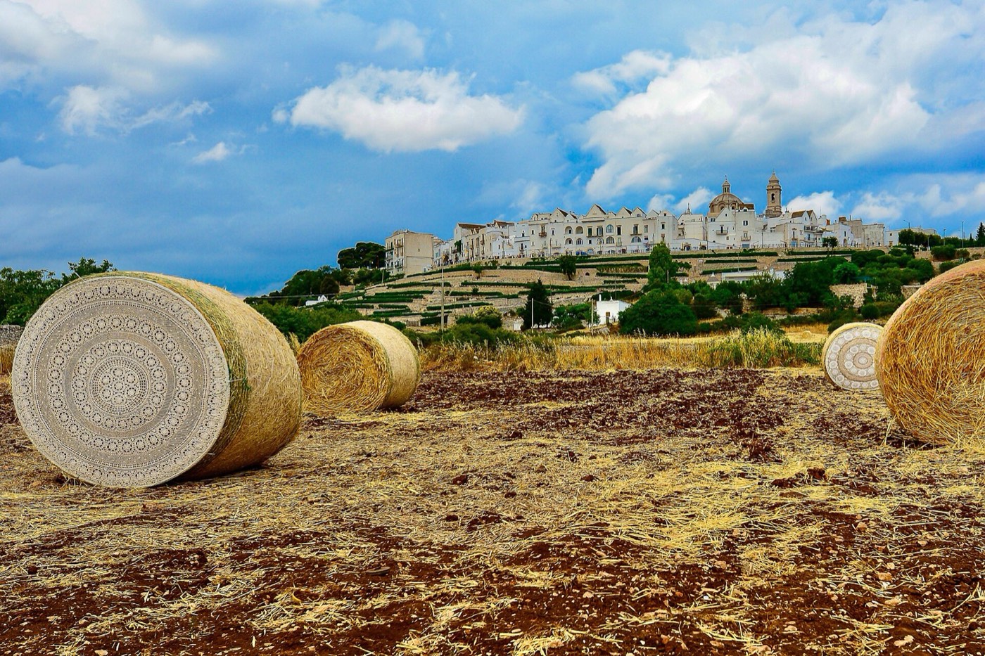 Il borgo bianco sopra la campagna della Valle d'Itria