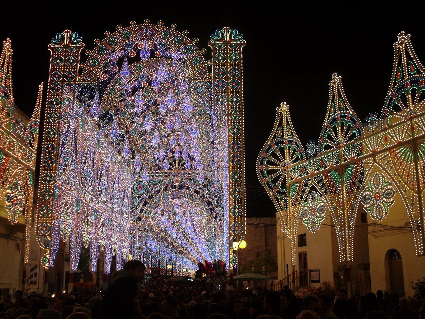 Una galleria di luminarie per la festa patronale