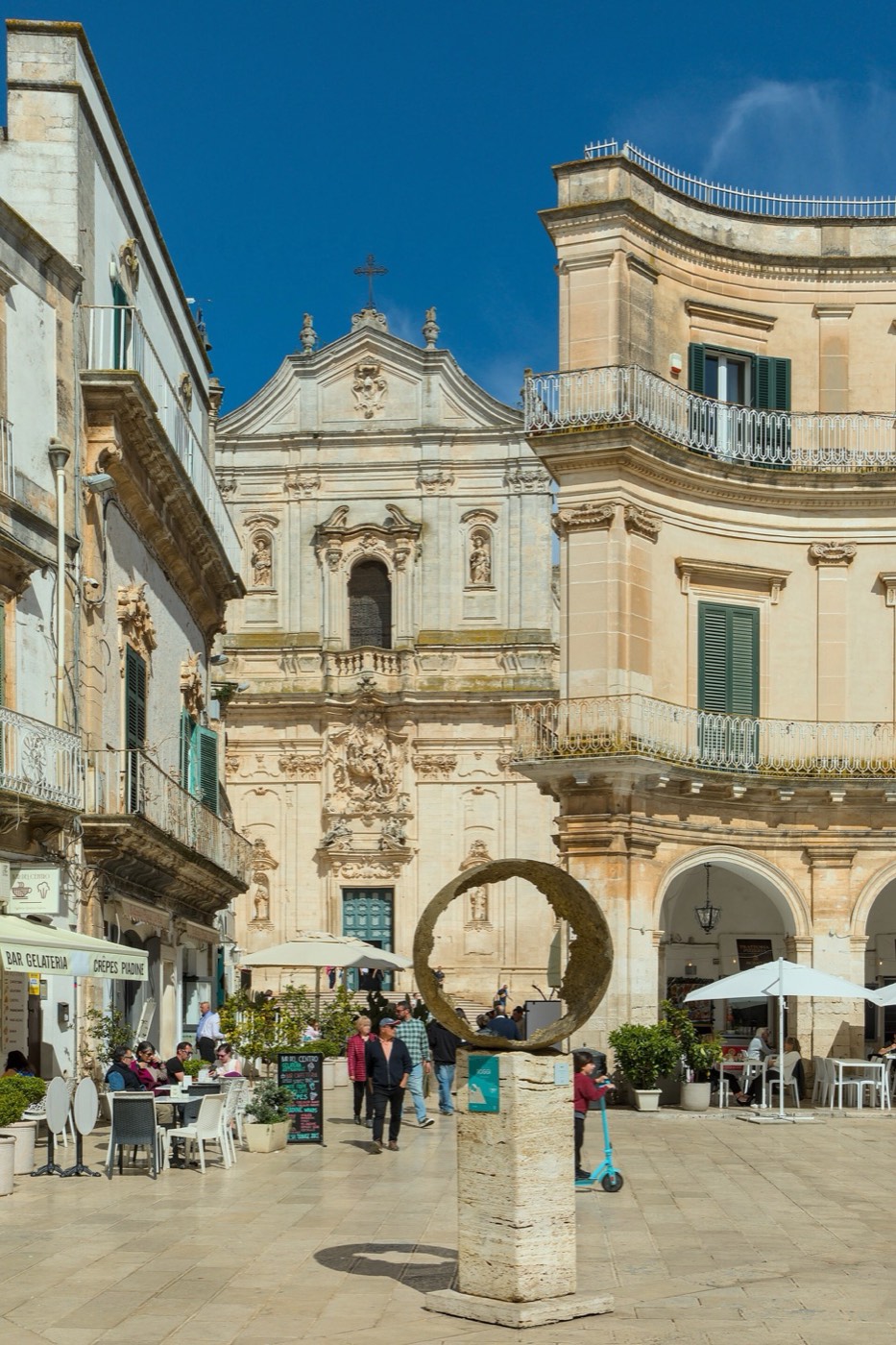 Piazza Maria Immacolata e i suoi portici curvi, Martina Franca