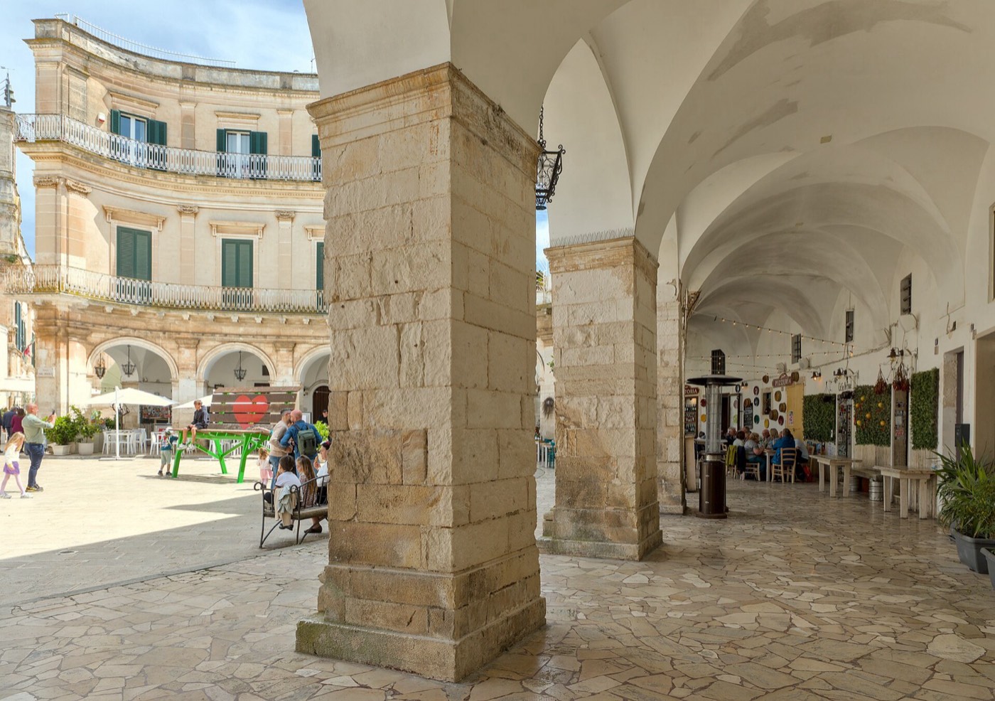 Sotto i portici di Piazza Maria Immacolata