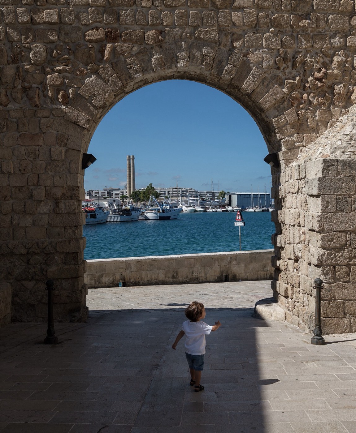Un arco del centro storico affacciato sul porto