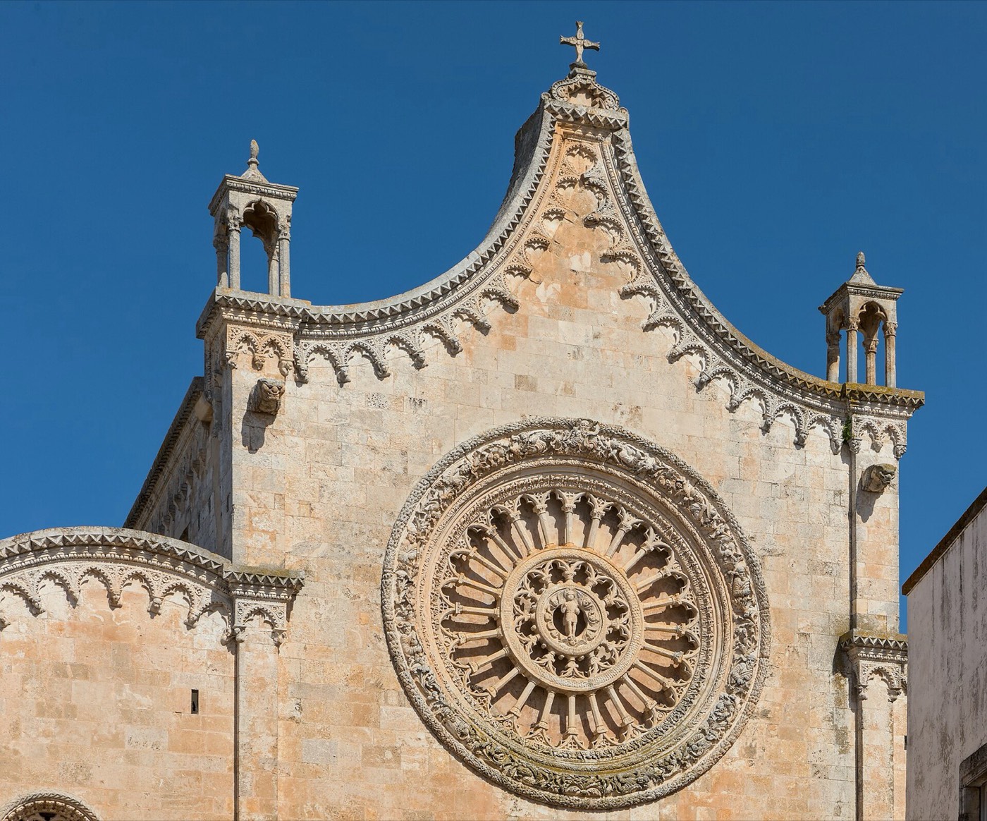 Il rosone traforato della Concattedrale gotica di Ostuni