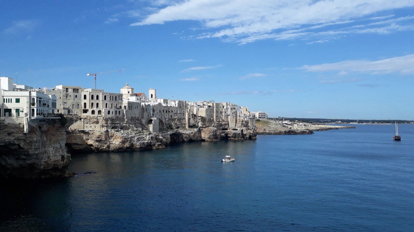 Le case sospese sulla scogliera di Polignano