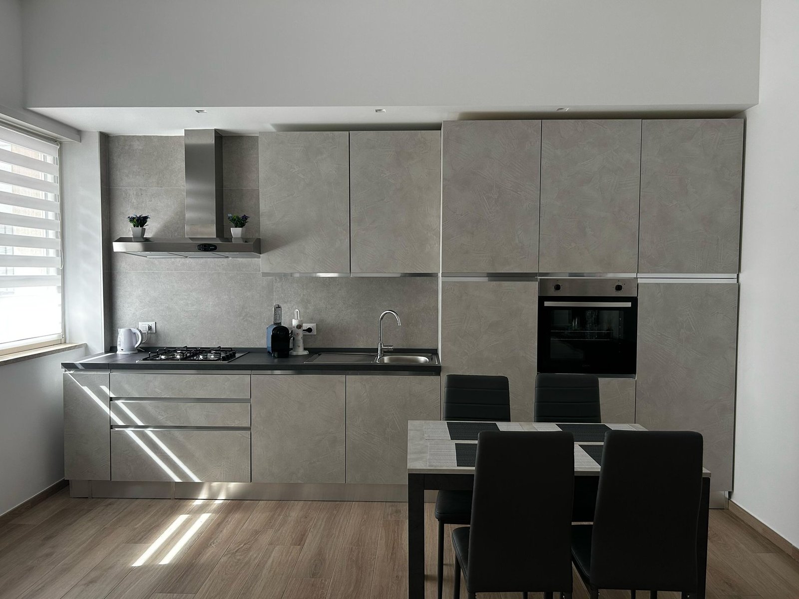 Zona giorno con angolo cucina e tavolo
