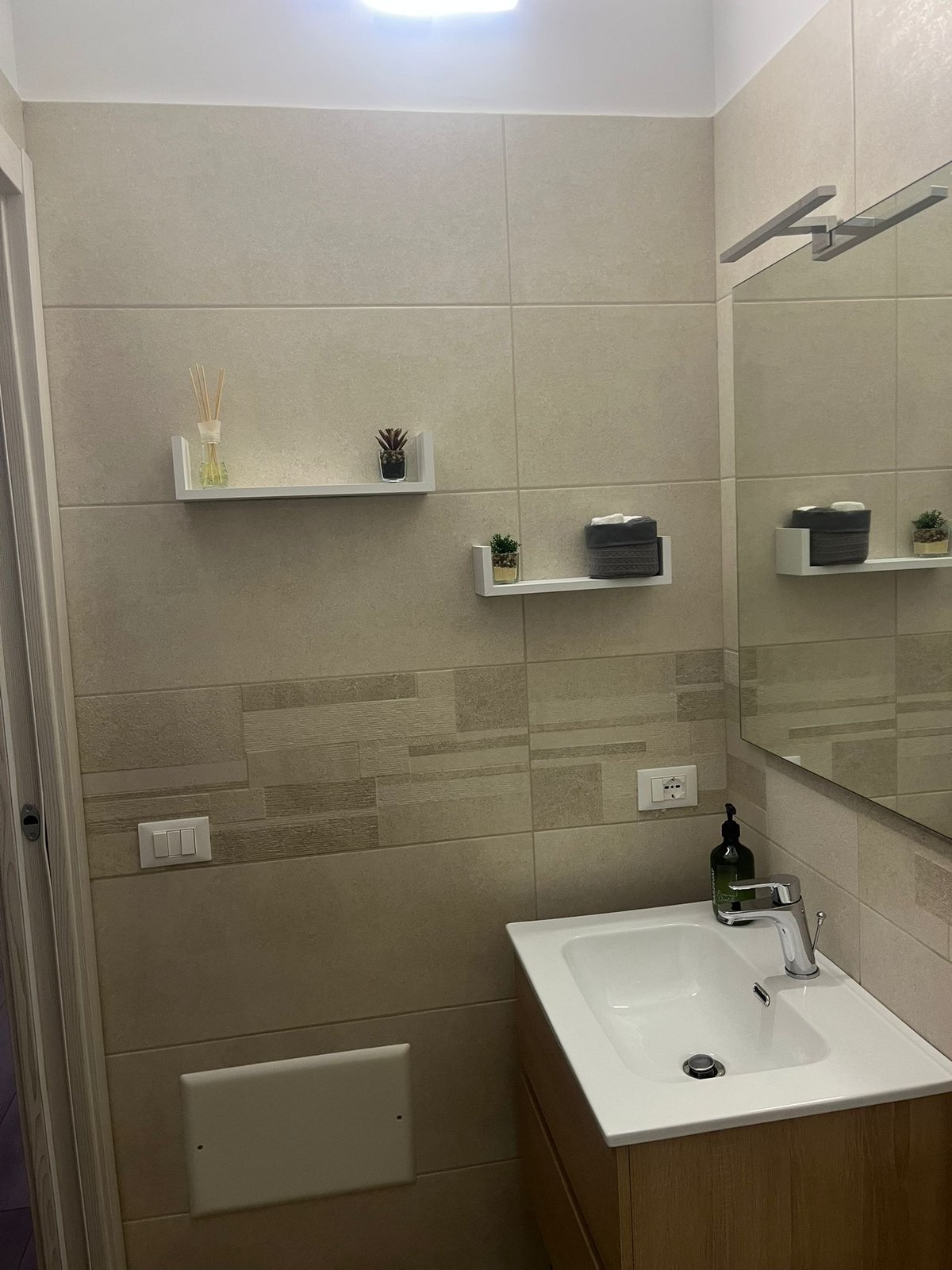 Lavabo con mensole