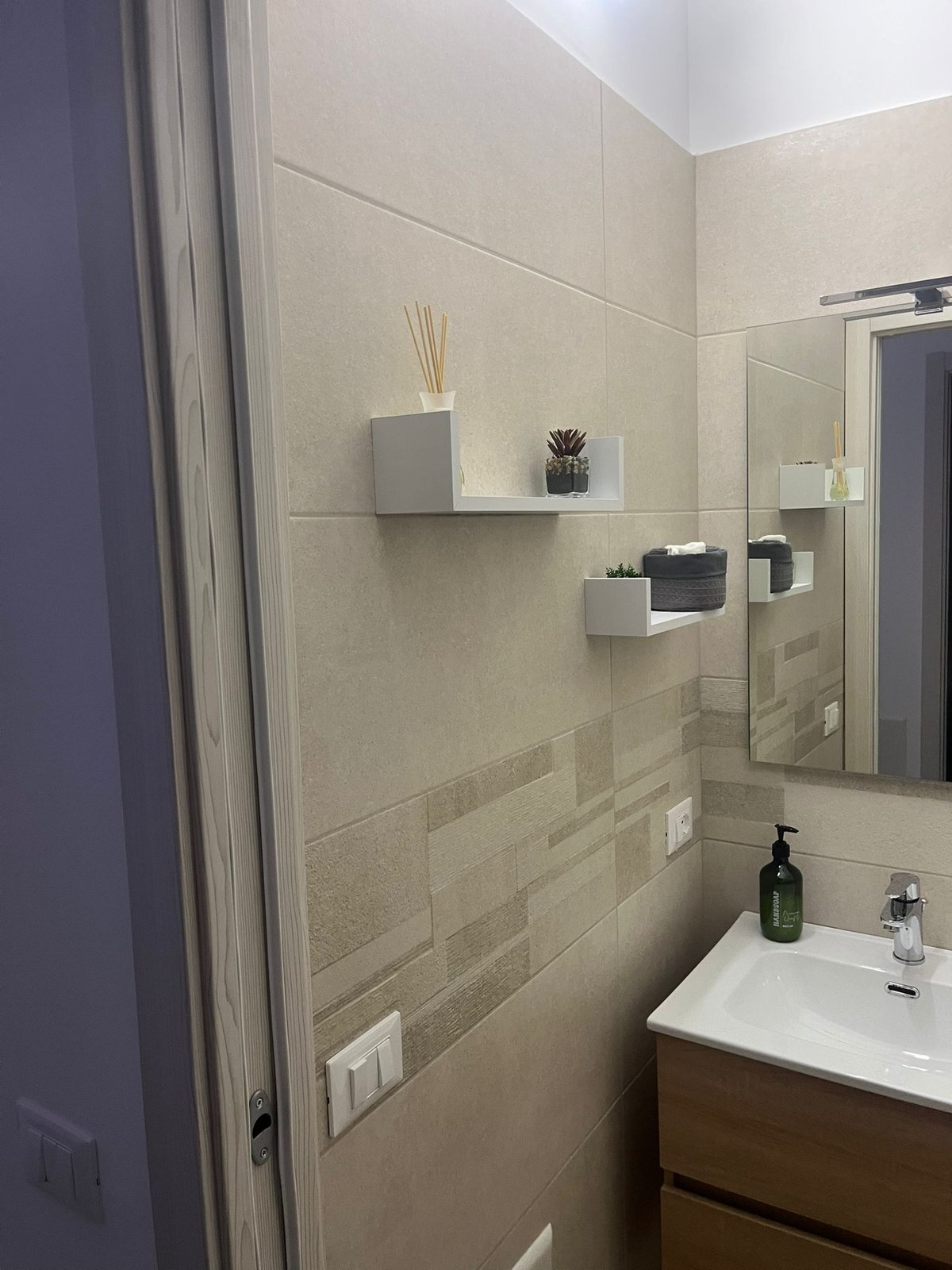 Specchio e lavabo